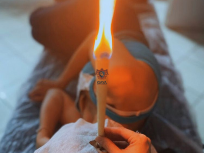 Aplicação da técnica do cone chinês em sessão terapêutica para limpeza energética e alívio de desconfortos auditivos.