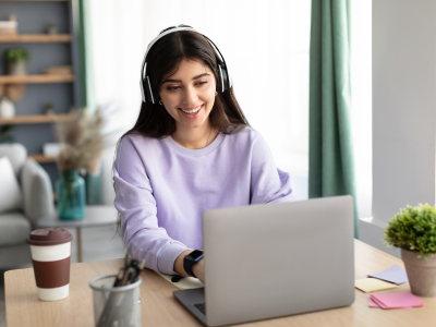 Pessoa utilizando computador em ambiente de aprendizado, representando um curso de informática.