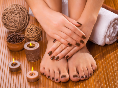 Curso de manicure e pedicure com cuidados nas unhas das mãos e pés.